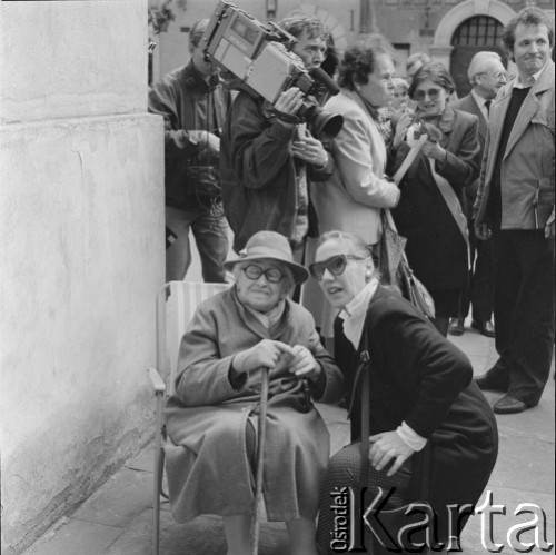 1983-1994, Warszawa, Polska.
Odsłonięcie tablicy upamiętniającej prof. Jana Zachwatowicza na elewacji archikatedry św. Jana w Warszawie. Siedzi Maria Zachwatowicz, obok Maja Komorowska, w tle Andrzej Wajda (2. od prawej).
Fot. Bogdan Łopieński, zbiory Ośrodka KARTA