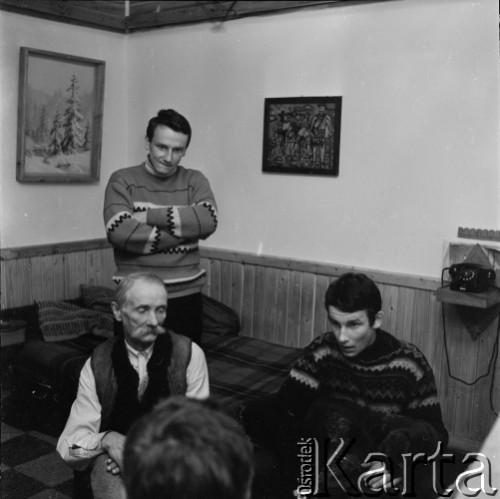 Po 1967, Zakopane, woj. krakowskie, Polska.
Rodzina Bachledów-Curusiów we wnętrzu. Stoi Andrzej Bachleda-Curuś, siedzi jego brat Jan Bachleda-Curuś, tyłem siedzi ojciec Andrzej Bachleda-Curuś.
Fot. Bogdan Łopieński, zbiory Ośrodka KARTA