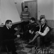 Po 1967, Zakopane, woj. krakowskie, Polska.
Rodzina Bachledów-Curusiów przy kominku. Od lewej: śpiewak operowy Andrzej Bachleda-Curuś, dalej jego dwaj synowie - Andrzej i Jan - narciarze alpejscy.
Fot. Bogdan Łopieński, zbiory Ośrodka KARTA