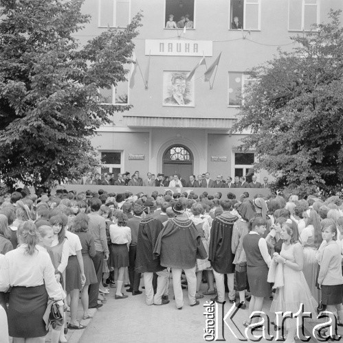 1968, Żywiec, woj. krakowskie, Polska.
Obchody 700-lecia miasta Żywca i uroczystość oddania do użytku po remoncie gmachu szkoły PKS w Żywcu. Młodzież zgromadzona przed gmachem 
Fot. Bogdan Łopieński, zbiory Ośrodka KARTA