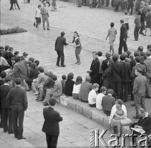 Lata 70., Bielsko-Biała, woj. katowickie, Polska.
Zabawa na ulicy miasta.
Fot. Bogdan Łopieński, zbiory Ośrodka KARTA