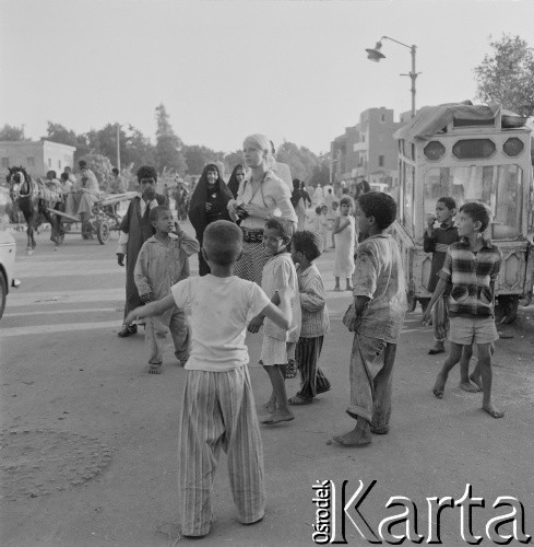 1971, Egipt.
Barbara N. Łopieńska wśród dzieci.
Fot. Bogdan Łopieński, zbiory Ośrodka KARTA