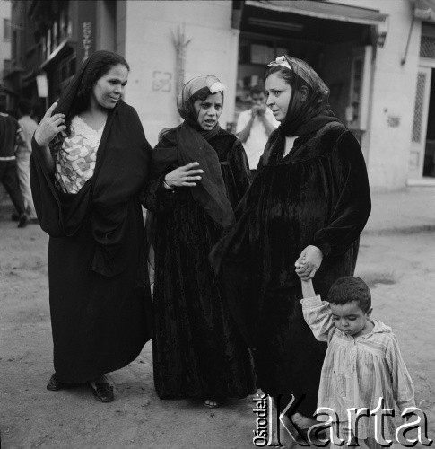 1971, Egipt.
Trzy Egipcjanki z dzieckiem.
Fot. Bogdan Łopieński, zbiory Ośrodka KARTA