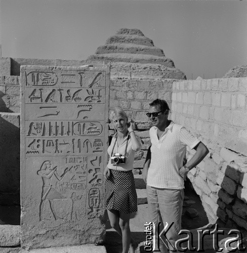 1971, Sakkara, Egipt.
Barbara N. Łopieńska przy tablicy z hieroglifami. W tle piramida schodkowa Dżesera zaprojektowana przez Imhotepa.
Fot. Bogdan Łopieński, zbiory Ośrodka KARTA