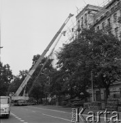 Lata 60., Warszawa, Polska.
Prace remontowe prowadzone w kamienicy przy Al. Szucha 2/4, zaprojektowanej w latach 1929-1930 przez Adolfa Ihnatowicza-Łubiańskiego. W latach 1946–1955 mieściła się tu siedziba ambasady ZSRR, następnie do 1990 ambasady NRD. Obecnie siedziba Rządowego Centrum Legislacji.
Fot. Bogdan Łopieński, zbiory Ośrodka KARTA