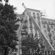 Lata 60., Warszawa, Polska.
Prace remontowe prowadzone w kamienicy przy Al. Szucha 2/4, zaprojektowanej w latach 1929-1930 przez Adolfa Ihnatowicza-Łubiańskiego. W latach 1946–1955 mieściła się tu siedziba ambasady ZSRR, następnie do 1990 ambasady NRD. Obecnie siedziba Rządowego Centrum Legislacji.
Fot. Bogdan Łopieński, zbiory Ośrodka KARTA