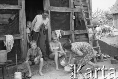 Lata 60., Polska.
Przed domem.
Fot. Bogdan Łopieński, zbiory Ośrodka KARTA