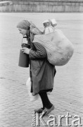 1969, Warszawa, Polska.
Kobieta z bańką mleka na pl. Defilad.
Fot. Bogdan Łopieński, zbiory Ośrodka KARTA