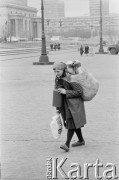 1969, Warszawa, Polska.
Kobieta z bańką mleka na pl. Defilad.
Fot. Bogdan Łopieński, zbiory Ośrodka KARTA