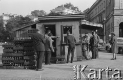 Lata 60., Warszawa, Polska.
Budka z piwem przy Pałacu Staszica.
Fot. Bogdan Łopieński, zbiory Ośrodka KARTA