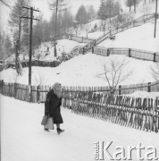 Lata 60., Piwniczna-Zdrój, woj. krakowskie, Polska.
Kobieta idąca wzdłuż drogi.
Fot. Bogdan Łopieński, zbiory Ośrodka KARTA