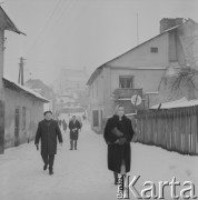 Lata 60., Kazimierz Dolny, woj. lubelskie, Polska.
Przechodnie przy Rynku, w tle kościół farny pw. Św. Jana Chrzciciela i Św. Bartłomieja Apostoła..
Fot. Bogdan Łopieński, zbiory Ośrodka KARTA