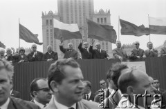 1.05.1969, Warszawa, Polska.
Pochód pierwszomajowy. Na trybunie honorowej czwarty od prawej stoi Władysław Gomułka, szósty Józef Cyrankiewicz. W tle Pałac Kultury i Nauki.
Fot. Bogdan Łopieński, zbiory Ośrodka KARTA