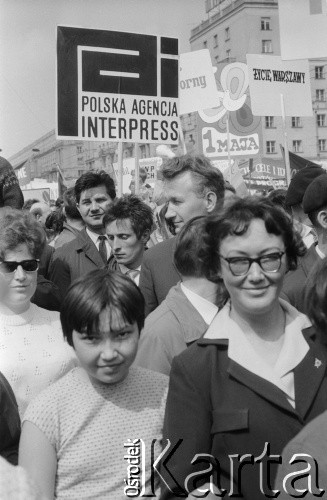 1.05.1969, Warszawa, Polska.
Pracownicy Polskiej Agencji Interpress podczas pochodu pierwszomajowego.
Fot. Bogdan Łopieński, zbiory Ośrodka KARTA