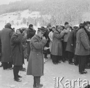 1962, Zakopane, woj. krakowskie, Polska.
Tłum zgromadzony pod Wielką Krokwią podczas zawodów narciarskich FIS.
Fot. Bogdan Łopieński, zbiory Ośrodka KARTA