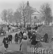 1965, Drohiczyn, woj. białostockie, Polska.
Tłum przed katedrą Trójcy Przenajświętszej. W tle pisarz Tomasz Łubieński.
Fot. Bogdan Łopieński, zbiory Ośrodka KARTA