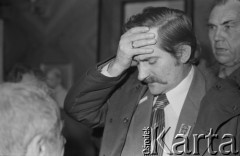 Lata 80., Warszawa, Polska.
Spotkanie z Lechem Wałęsą w Klubie Inteligencji Katolickiej, w głębi Henryk Mażul.
Fot. Bogdan Łopieński, zbiory Ośrodka KARTA