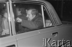 Lata 80., Warszawa, Polska.
Lech Wałęsa w samochodzie, prawdopodobnie po spotkaniu w Klubie Inteligencji Katolickiej.
Fot. Bogdan Łopieński, zbiory Ośrodka KARTA