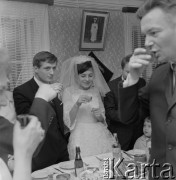 Lata 60., Polska.
Toast.
Fot. Bogdan Łopieński, zbiory Ośrodka KARTA