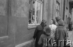 Po 16.10.1978, Wadowice, woj. krakowskie.
Mieszkańcy przed domem rodzinnym Karola Wojtyły, który 16.10.1978 został wybrany papieżem i przyjął imię Jan Paweł II.
Fot. Bogdan Łopieński, zbiory Ośrodka KARTA