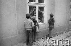 Po 16.10.1978, Wadowice, woj. krakowskie.
Mieszkańcy przed domem rodzinnym Karola Wojtyły, który 16.10.1978 został wybrany papieżem i przyjął imię Jan Paweł II.
Fot. Bogdan Łopieński, zbiory Ośrodka KARTA
