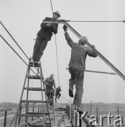 1967, Pożóg, woj. lubelskie, Polska.
Elektryfikacja kolei na odcinku Warszawa-Lublin.
Fot. Bogdan Łopieński, zbiory Ośrodka KARTA
