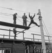 1967, Pożóg, woj. lubelskie, Polska.
Elektryfikacja kolei na odcinku Warszawa-Lublin.
Fot. Bogdan Łopieński, zbiory Ośrodka KARTA