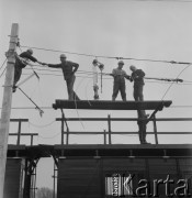 1967, Pożóg, woj. lubelskie, Polska.
Elektryfikacja kolei na odcinku Warszawa-Lublin.
Fot. Bogdan Łopieński, zbiory Ośrodka KARTA