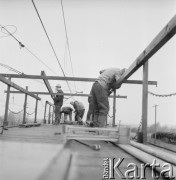 1967, Pożóg, woj. lubelskie, Polska.
Elektryfikacja kolei na odcinku Warszawa-Lublin.
Fot. Bogdan Łopieński, zbiory Ośrodka KARTA