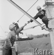 1967, Pożóg, woj. lubelskie, Polska.
Elektryfikacja kolei na odcinku Warszawa-Lublin.
Fot. Bogdan Łopieński, zbiory Ośrodka KARTA