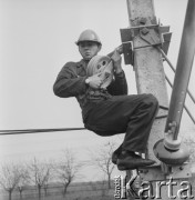 1967, Pożóg, woj. lubelskie, Polska.
Elektryfikacja kolei na odcinku Warszawa-Lublin.
Fot. Bogdan Łopieński, zbiory Ośrodka KARTA