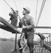 1967, Pożóg, woj. lubelskie, Polska.
Elektryfikacja kolei na odcinku Warszawa-Lublin.
Fot. Bogdan Łopieński, zbiory Ośrodka KARTA