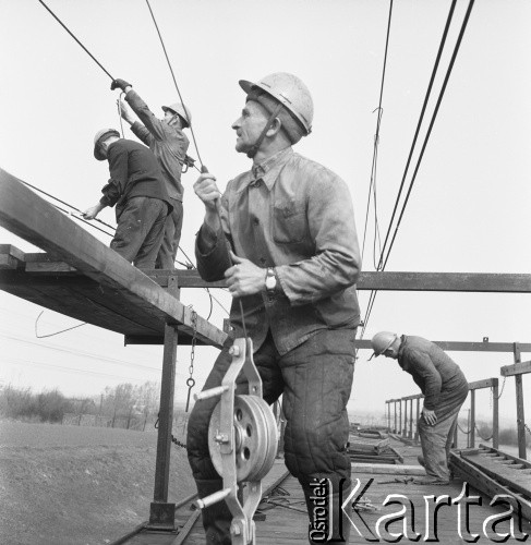 1967, Pożóg, woj. lubelskie, Polska.
Elektryfikacja kolei na odcinku Warszawa-Lublin.
Fot. Bogdan Łopieński, zbiory Ośrodka KARTA
