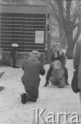 Lata 60., Zakopane, woj. krakowskie, Polska.
Dziecko pozujące do zdjęcia z niedźwiedziem.
Fot. Bogdan Łopieński, zbiory Ośrodka KARTA