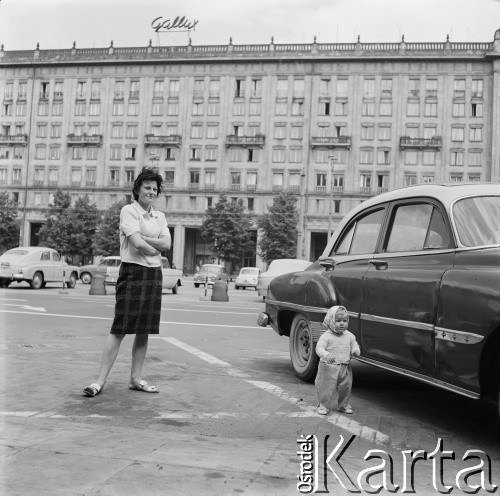 1952, Warszawa, Polska.
Marszałkowska Dzielnica Mieszkaniowa (MDM) tuż po zakończeniu budowy. Na fotografii kobieta z dzieckiem przy samochodzie.
Fot. Bogdan Łopieński, zbiory Ośrodka KARTA