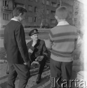 1967, Warszawa, Polska.
Kuratorzy z trudną młodzieżą na Ochocie.
Fot. Bogdan Łopieński, zbiory Ośrodka KARTA
