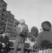 1967, Warszawa, Polska.
Kuratorzy grają w piłkę z trudną młodzieżą na Ochocie.
Fot. Bogdan Łopieński, zbiory Ośrodka KARTA