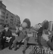 1967, Warszawa, Polska.
Kuratorzy grają w piłkę z trudną młodzieżą na Ochocie.
Fot. Bogdan Łopieński, zbiory Ośrodka KARTA