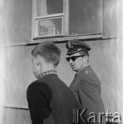 1967, Warszawa, Polska.
Kurator z podopiecznym na Ochocie.
Fot. Bogdan Łopieński, zbiory Ośrodka KARTA