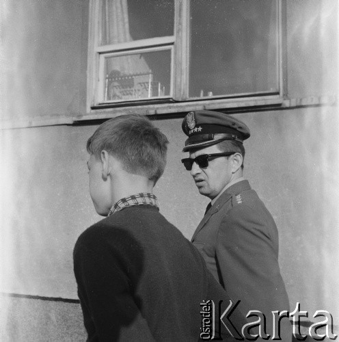 1967, Warszawa, Polska.
Kurator z podopiecznym na Ochocie.
Fot. Bogdan Łopieński, zbiory Ośrodka KARTA