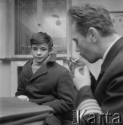 1967, Warszawa, Polska.
Kurator z podopiecznym na Ochocie.
Fot. Bogdan Łopieński, zbiory Ośrodka KARTA