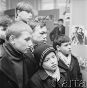 1967, Warszawa, Polska.
Młodzież na wystawie.
Fot. Bogdan Łopieński, zbiory Ośrodka KARTA