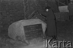 Lata 80., Warszawa, Polska.
Odsłonięcie kamienia upamiętniającego Jana Zachwatowicza przy Barbakanie. Na kamieniu napis 