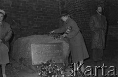 Lata 80., Warszawa, Polska.
Odsłonięcie kamienia upamiętniającego Jana Zachwatowicza przy Barbakanie. Na kamieniu napis 