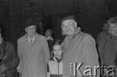 Lata 80., Warszawa, Polska.
Odsłonięcie kamienia upamiętniającego Jana Zachwatowicza przy Barbakanie. Na kamieniu napis 