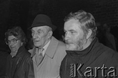 Lata 80., Warszawa, Polska.
Odsłonięcie kamienia upamiętniającego Jana Zachwatowicza przy Barbakanie. Na kamieniu napis 