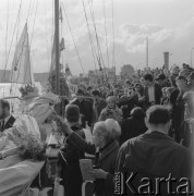 1966, Szczecin, woj. szczecińskie, Polska.
Tłum witający załogę jachtu SY Śmiały, która w latach 1965-1966 opłynęła Amerykę Południową. W rejsie brał udział Krzysztof Baranowski jako kuk.
Fot. Bogdan Łopieński, zbiory Ośrodka KARTA
