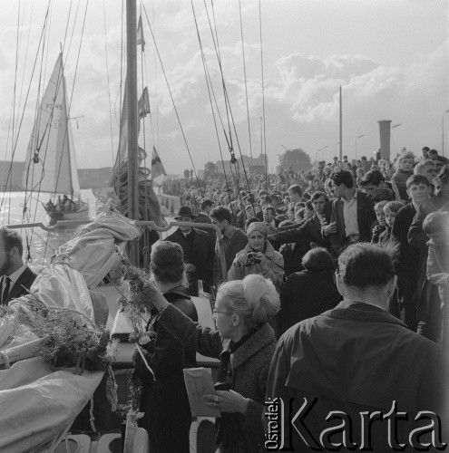 1966, Szczecin, woj. szczecińskie, Polska.
Tłum witający załogę jachtu SY Śmiały, która w latach 1965-1966 opłynęła Amerykę Południową. W rejsie brał udział Krzysztof Baranowski jako kuk.
Fot. Bogdan Łopieński, zbiory Ośrodka KARTA