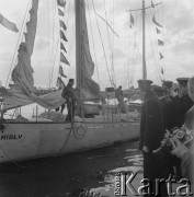 1966, Szczecin, woj. szczecińskie, Polska.
Tłum witający załogę jachtu SY Śmiały, która w latach 1965-1966 opłynęła Amerykę Południową. W rejsie brał udział Krzysztof Baranowski jako kuk.
Fot. Bogdan Łopieński, zbiory Ośrodka KARTA