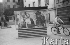 1960, Warszawa, Polska.
Chłopiec na rowerze przed kinem Skarpa. W gablocie fotosy z filmu 